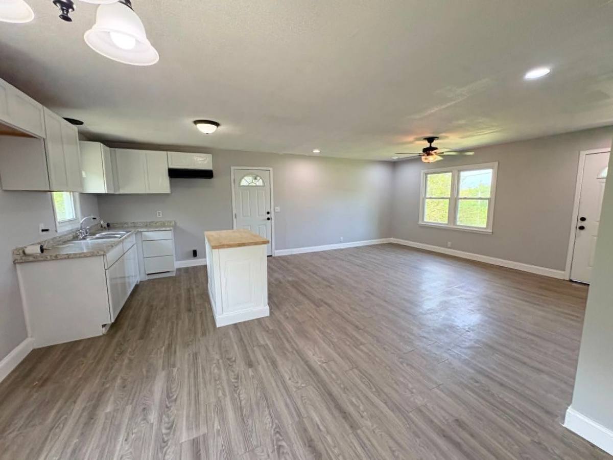 House for rent at 108 W Little Acre Trailer Park Rd, Glasgow, KY 42141
