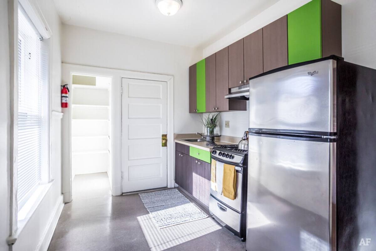 Apartment for rent at 1969-1973 Poplar Ave, Memphis, TN 38104