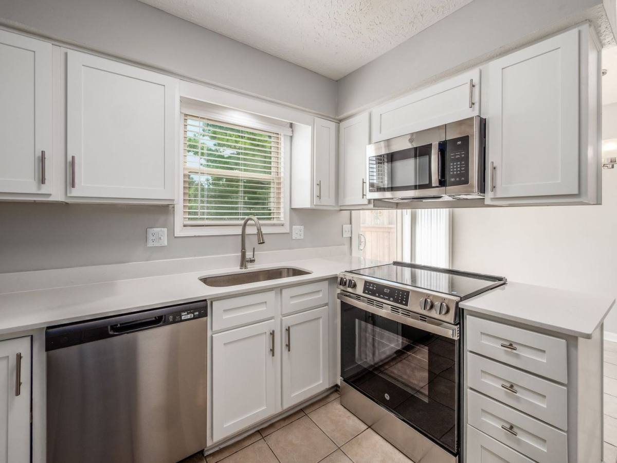 Townhouse for rent at 1963 Drury Lane, Columbus, OH 43235