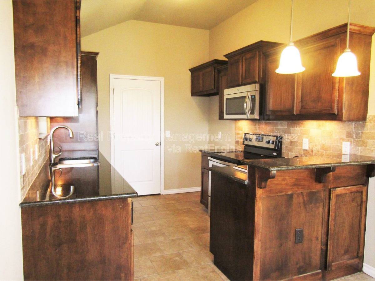House for rent at 2924 NW 181st St, Edmond, OK 73012