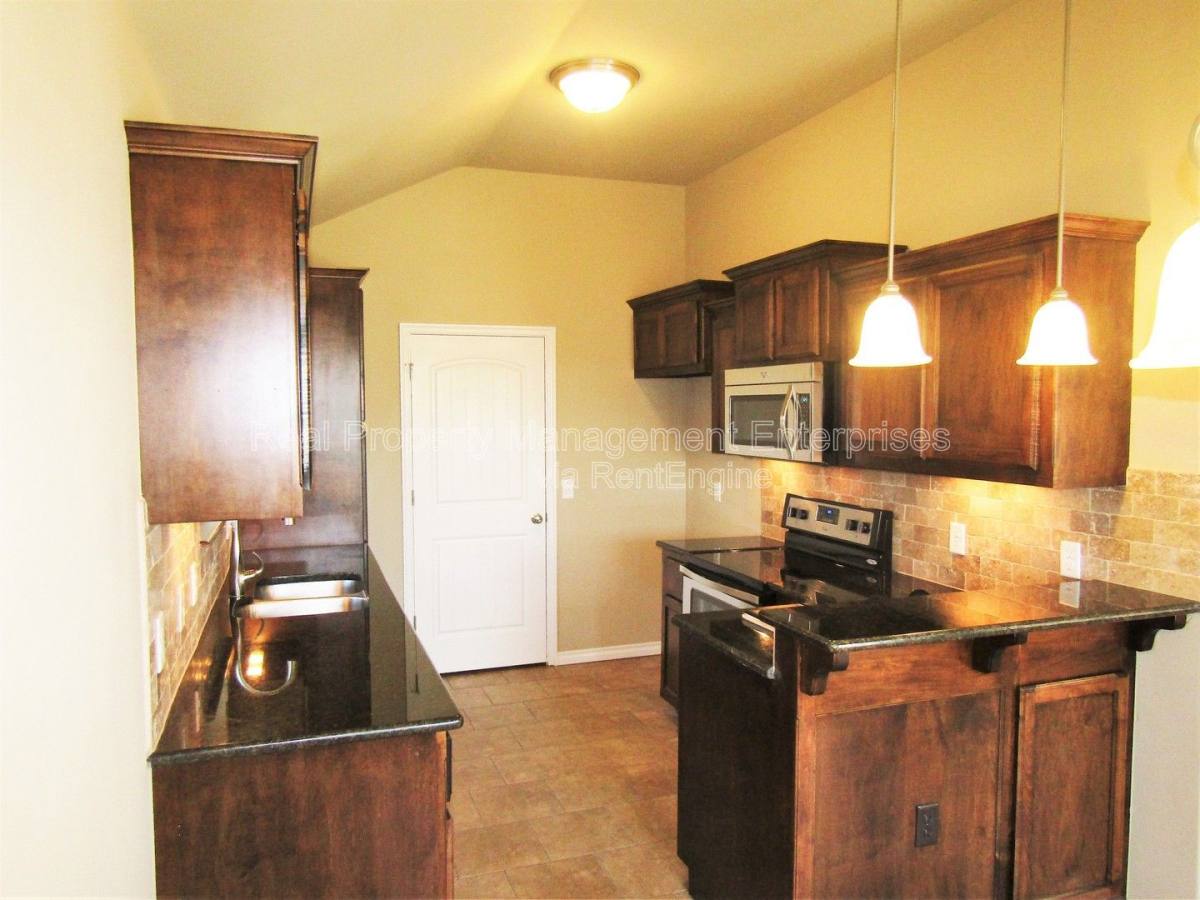 House for rent at 2924 NW 181st St, Edmond, OK 73012