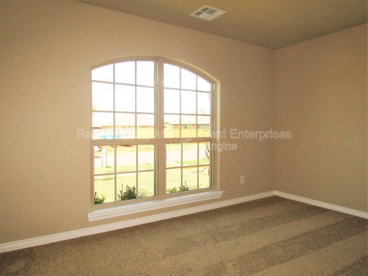 House for rent at 2924 NW 181st St, Edmond, OK 73012