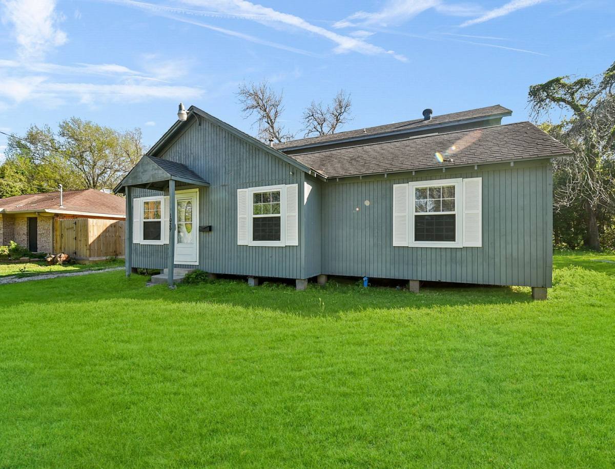 House for rent at 1029 Sycamore St, La Marque, TX 77568