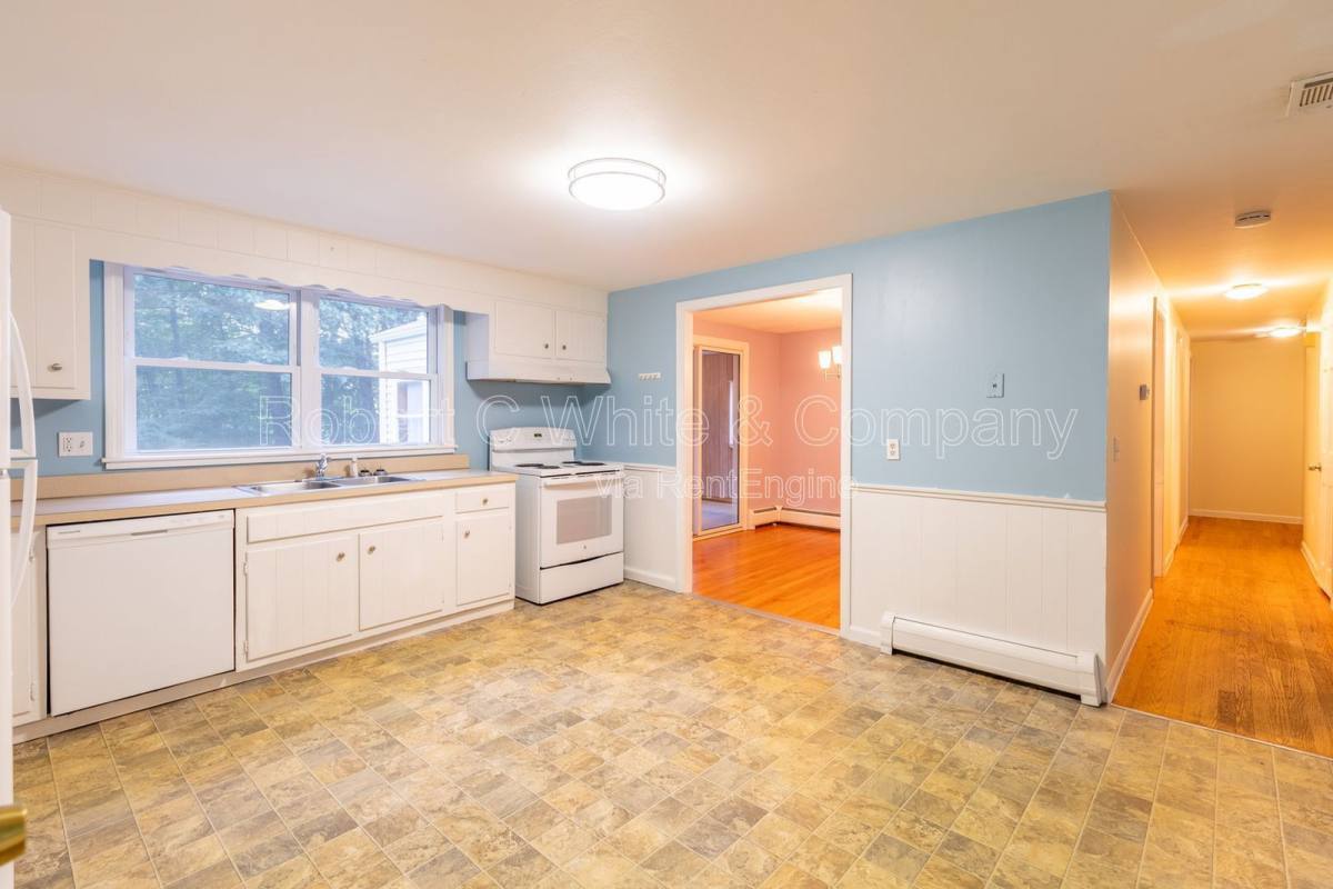 House for rent at 427 Graham Rd, South Windsor, CT 06074