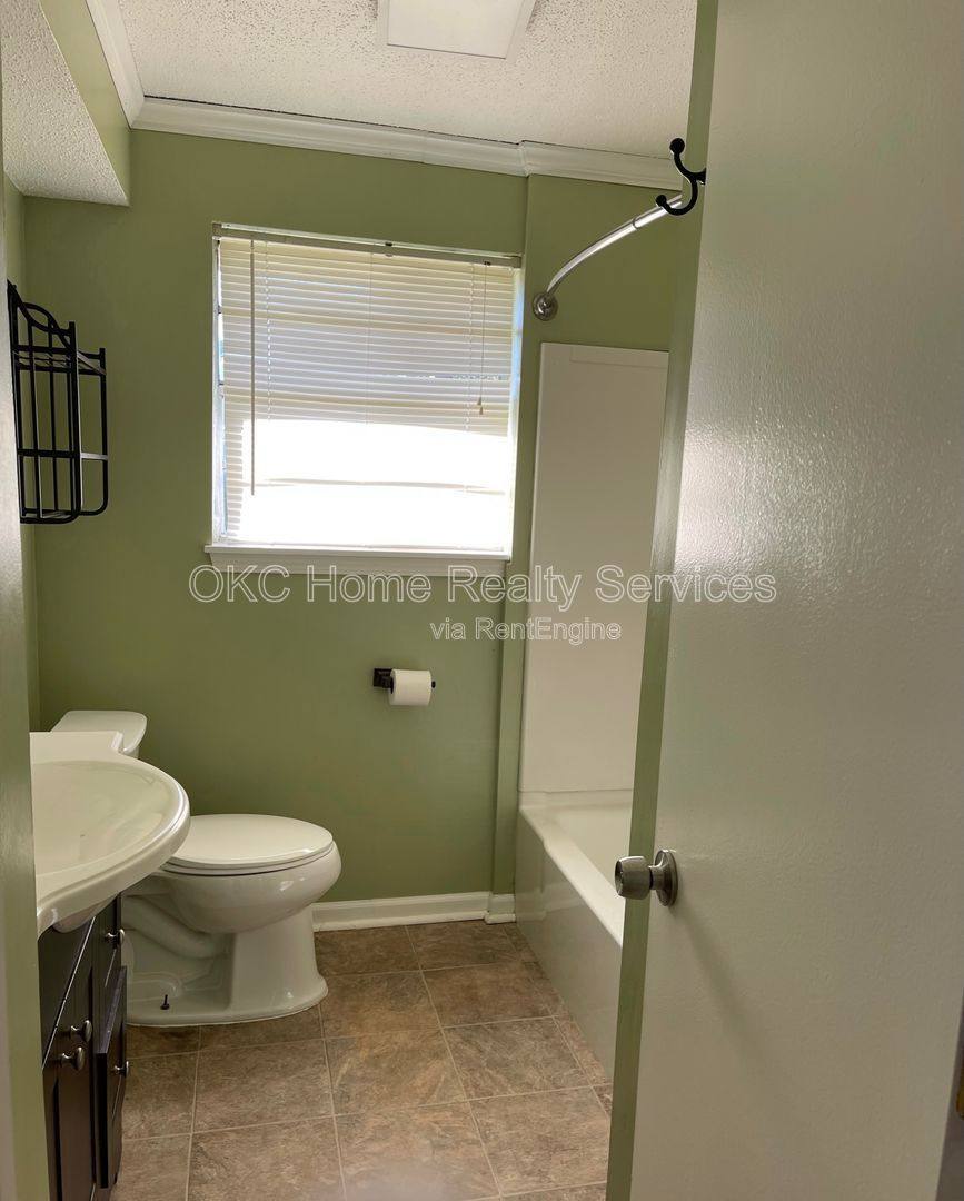 House for rent at 513 Sunnyside Place, Edmond, OK 73003