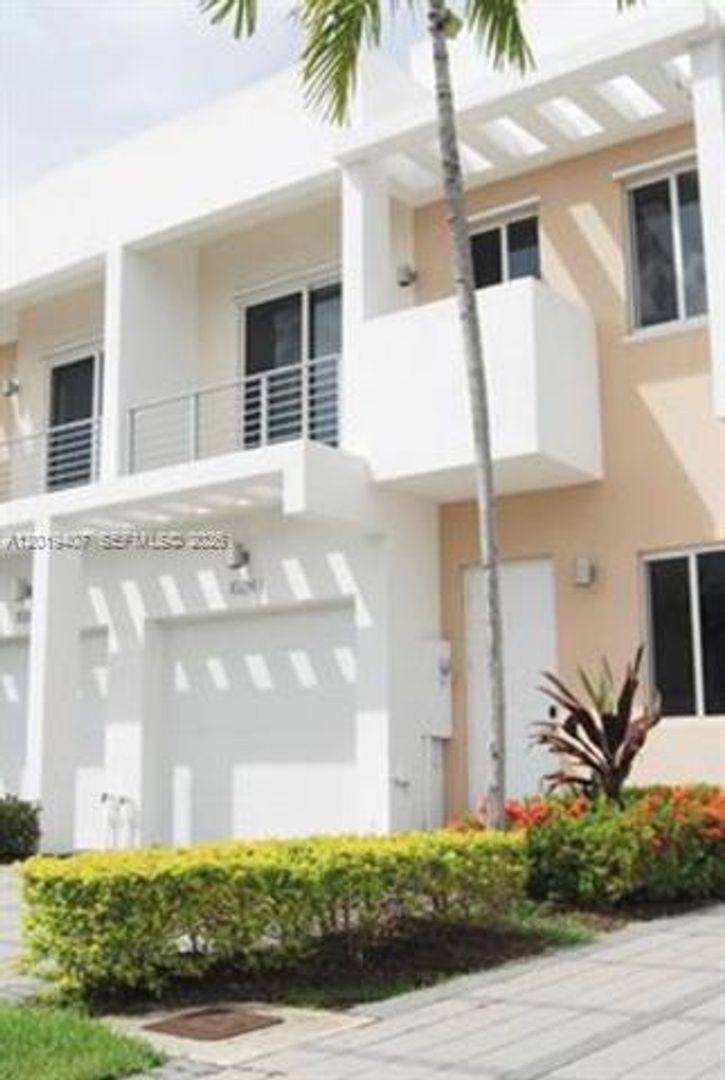 Townhouse for rent at 10241 NW 71st Terrace, Miami, FL 33178