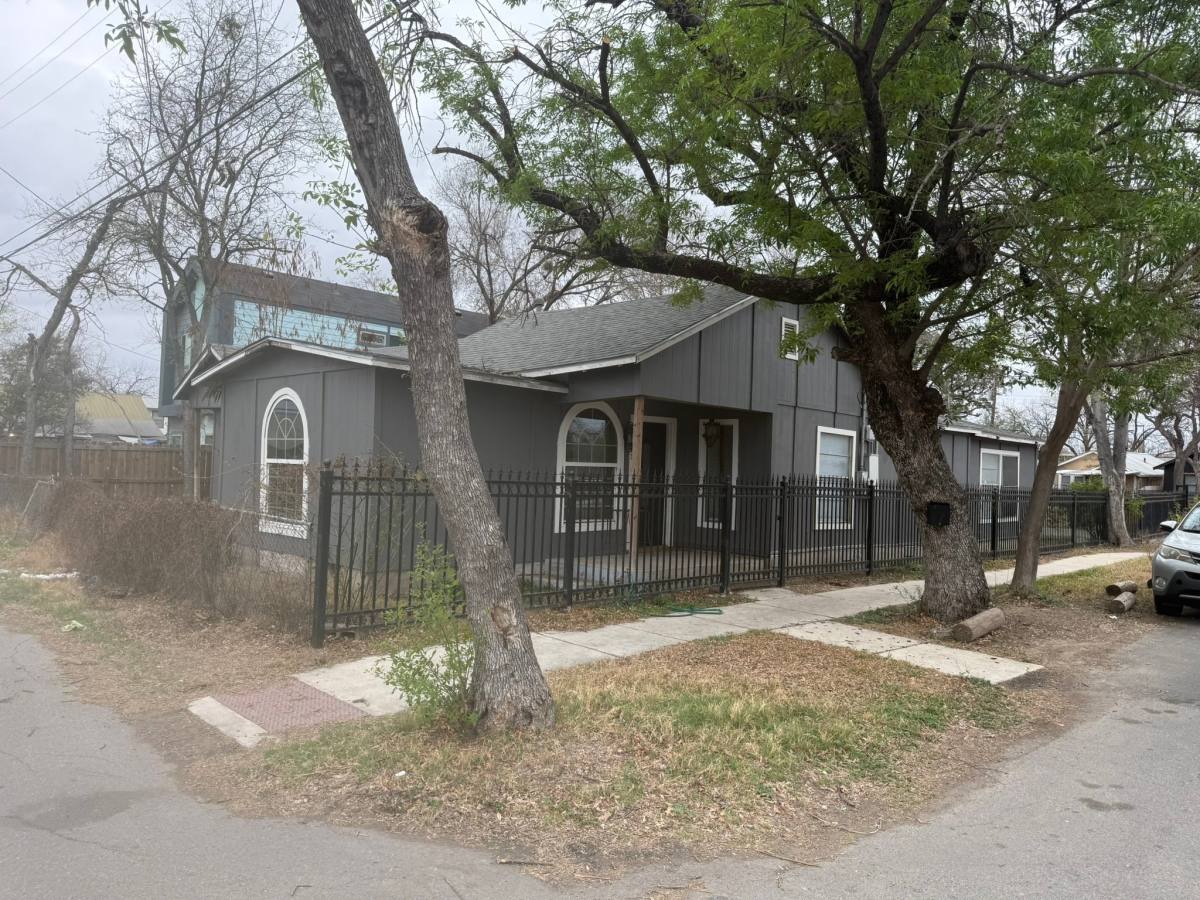 House for rent at 709 S Chupaderas, San Antonio, TX 78207