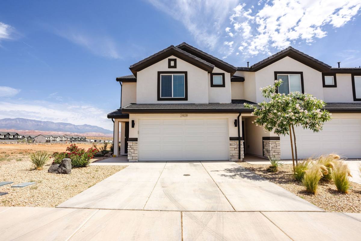 Townhouse for rent at 2909 E Corral Hollow Dr, Washington, UT 84780