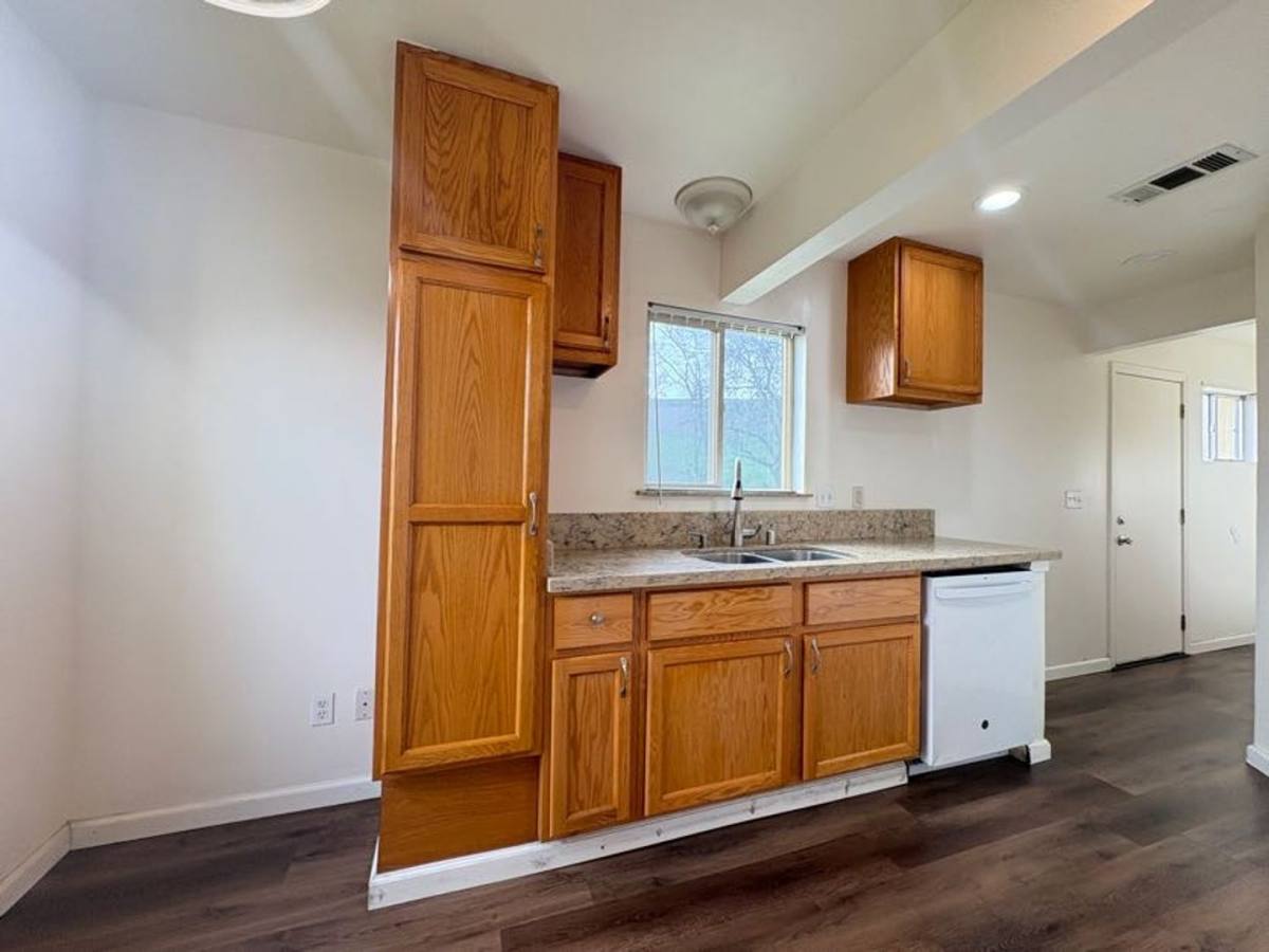Townhouse for rent at 1003 Victoria Ave, Stockton, CA 95203