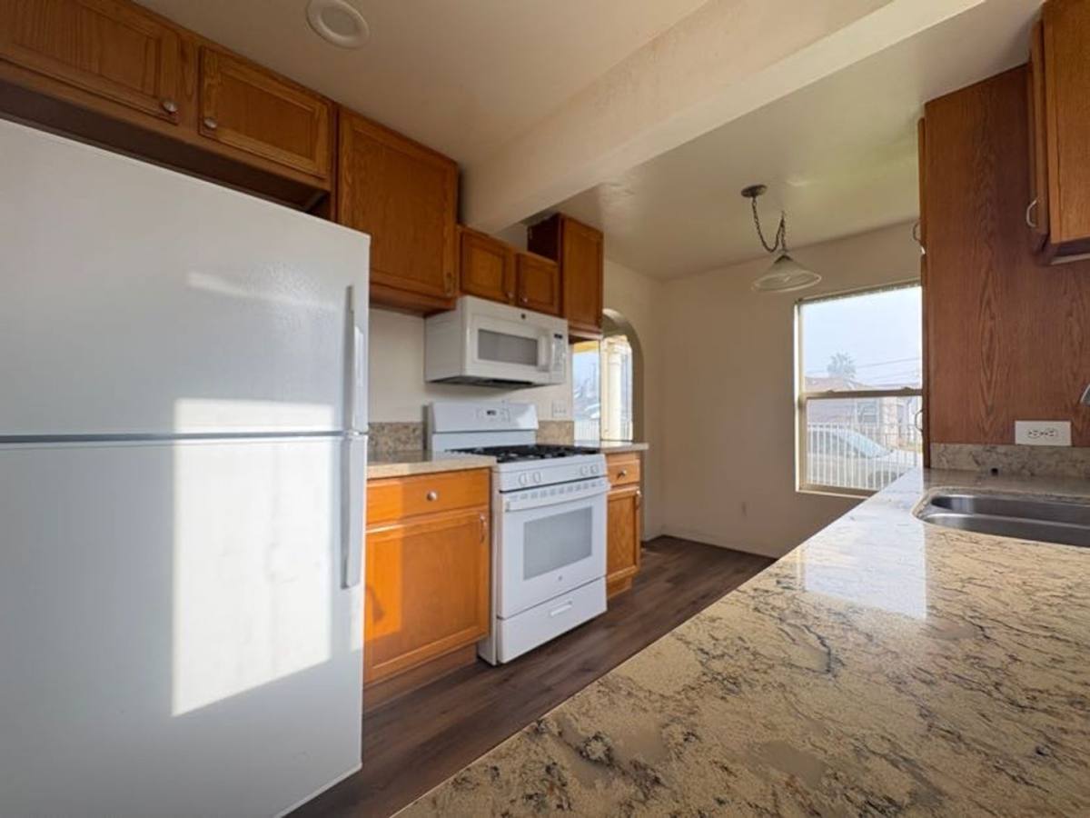 Townhouse for rent at 1003 Victoria Ave, Stockton, CA 95203