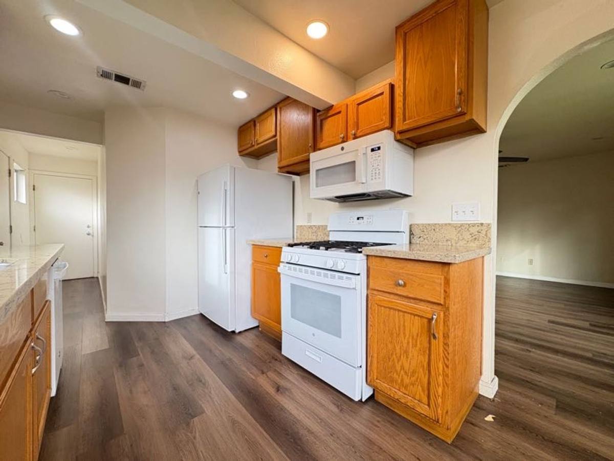 Townhouse for rent at 1003 Victoria Ave, Stockton, CA 95203