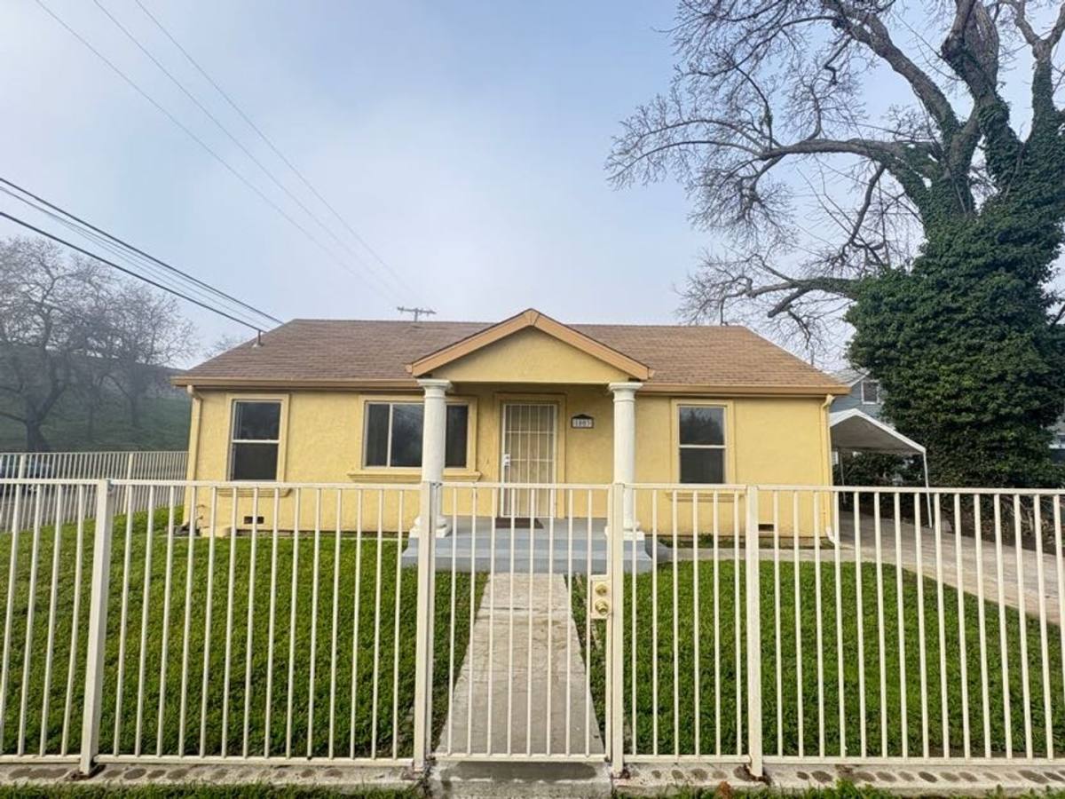 Townhouse for rent at 1003 Victoria Ave, Stockton, CA 95203