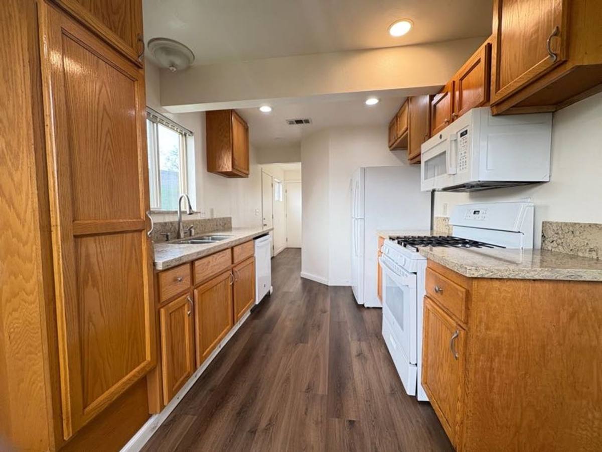 Townhouse for rent at 1003 Victoria Ave, Stockton, CA 95203