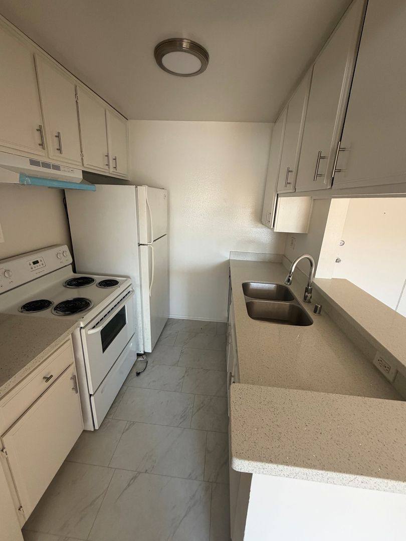 Apartment for rent at 3711 Glendon Ave, Los Angeles, CA 90034