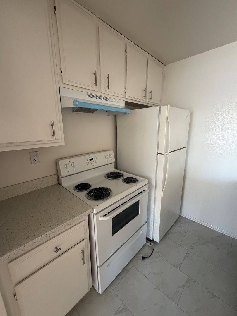Apartment for rent at 3711 Glendon Ave, Los Angeles, CA 90034