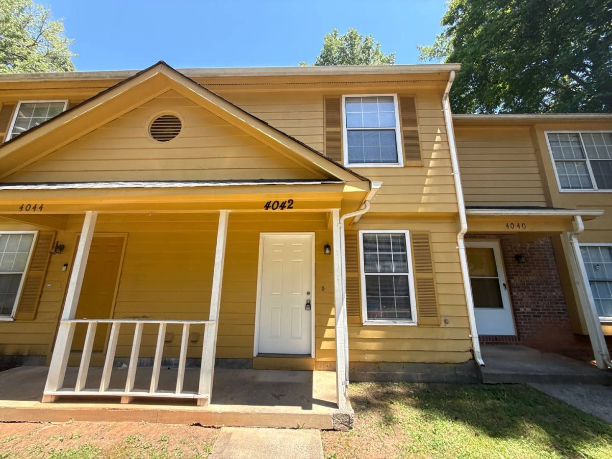 Townhouse for rent at 4042 Briarhill Dr, Charlotte, NC 28215