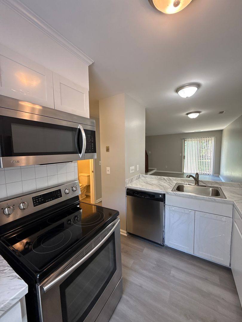 Townhouse for rent at 4042 Briarhill Dr, Charlotte, NC 28215