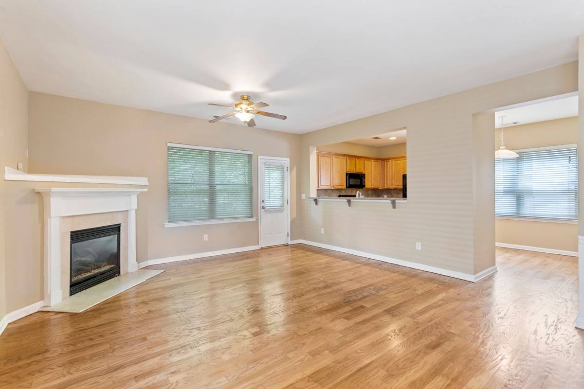 House for rent at 924 Silver Lake Dr, Acworth, GA 30102