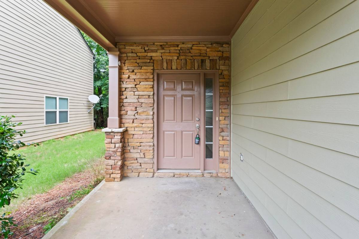 House for rent at 924 Silver Lake Dr, Acworth, GA 30102