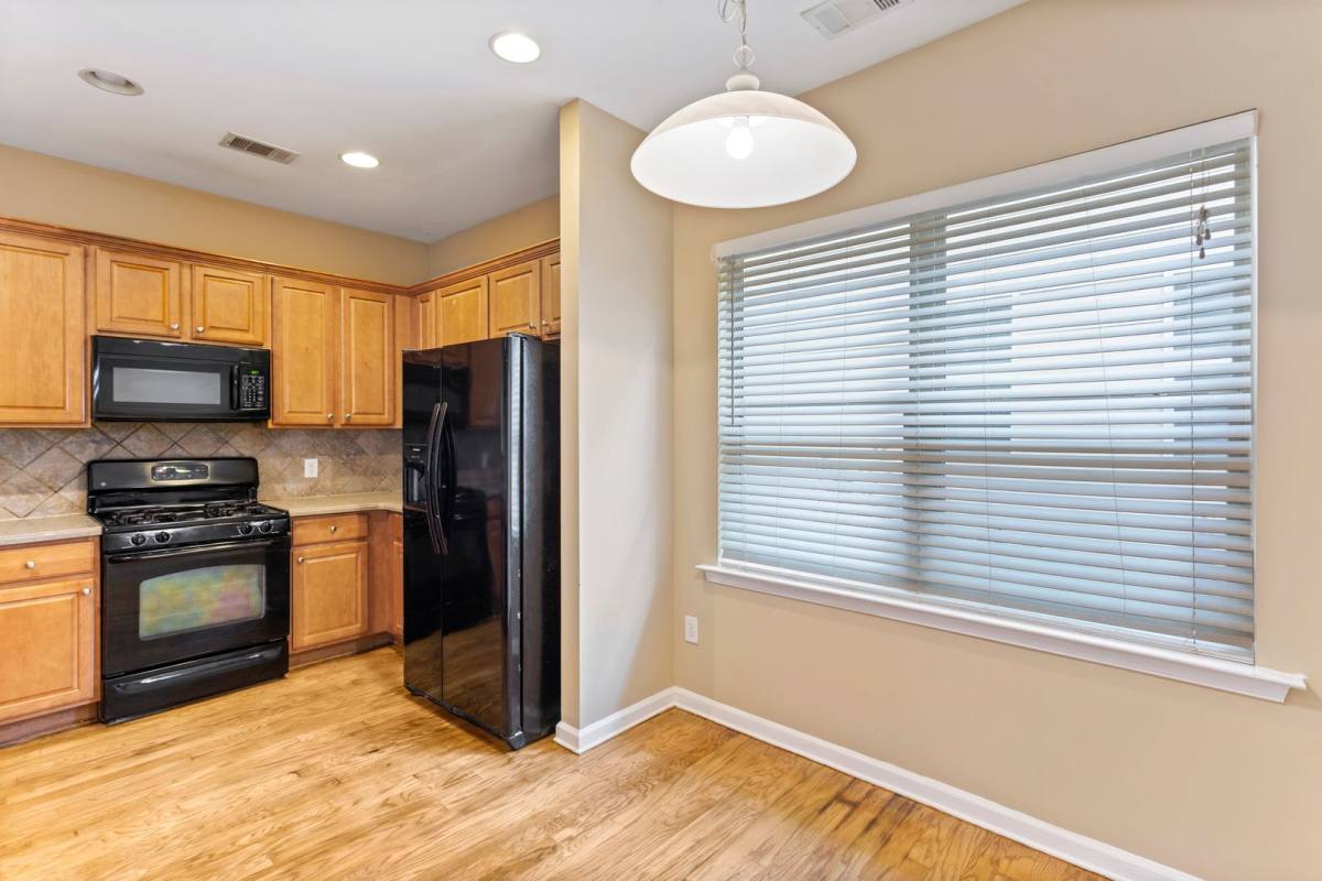 House for rent at 924 Silver Lake Dr, Acworth, GA 30102