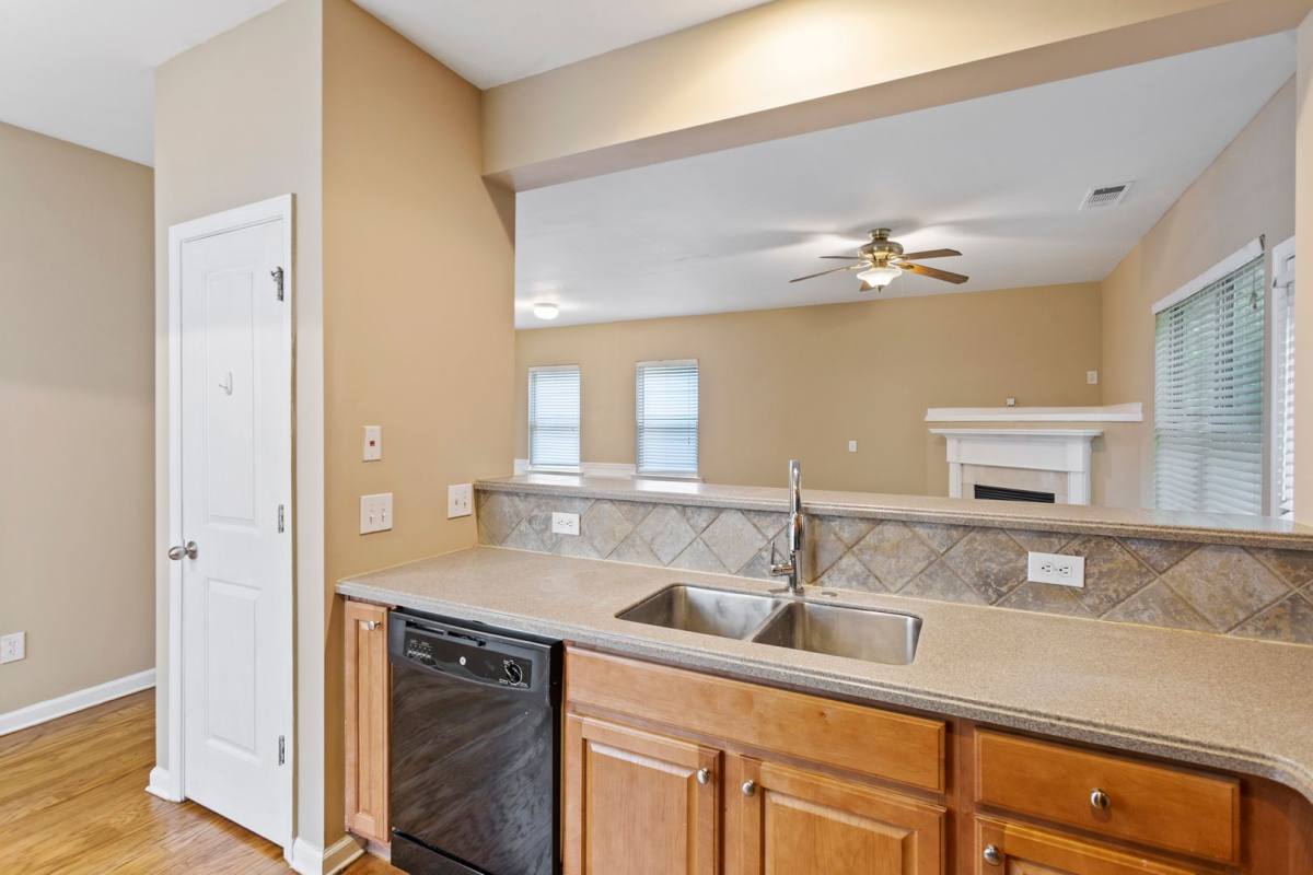 House for rent at 924 Silver Lake Dr, Acworth, GA 30102