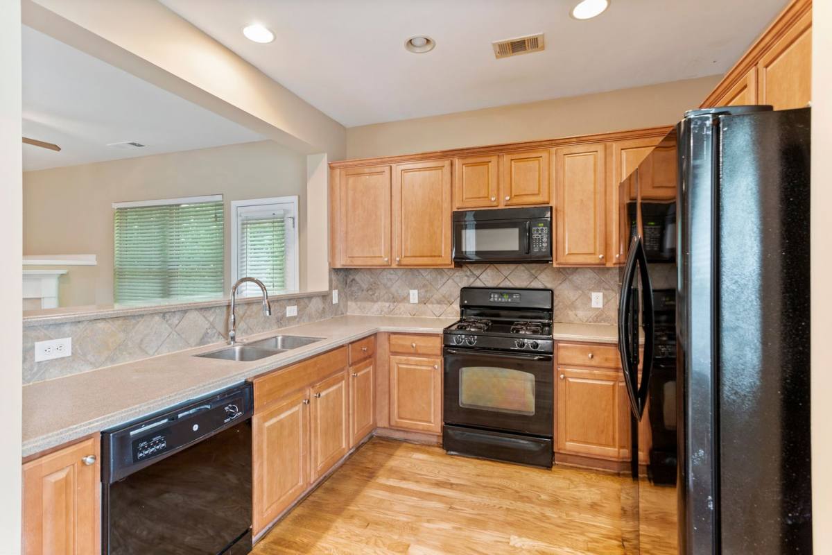 House for rent at 924 Silver Lake Dr, Acworth, GA 30102