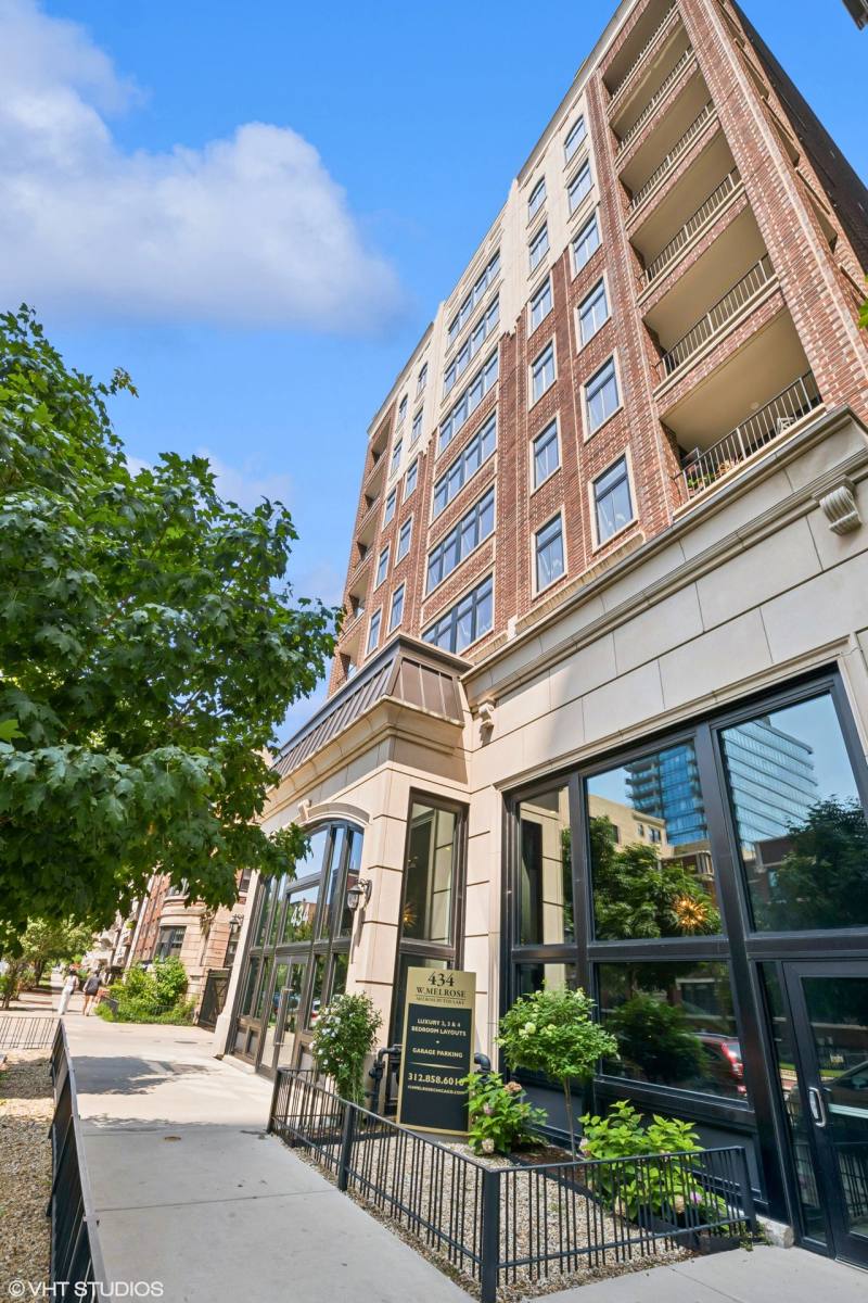 Apartment for rent at 434 Wmelrose St, Chicago, IL 60657