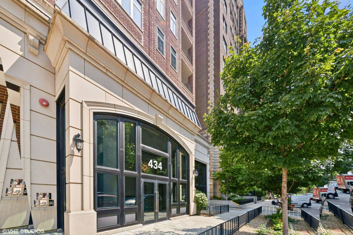 Apartment for rent at 434 Wmelrose St, Chicago, IL 60657