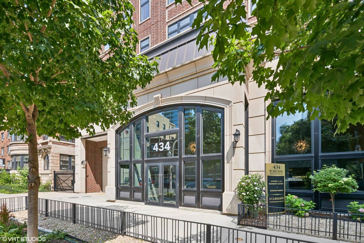 Apartment for rent at 434 Wmelrose St, Chicago, IL 60657
