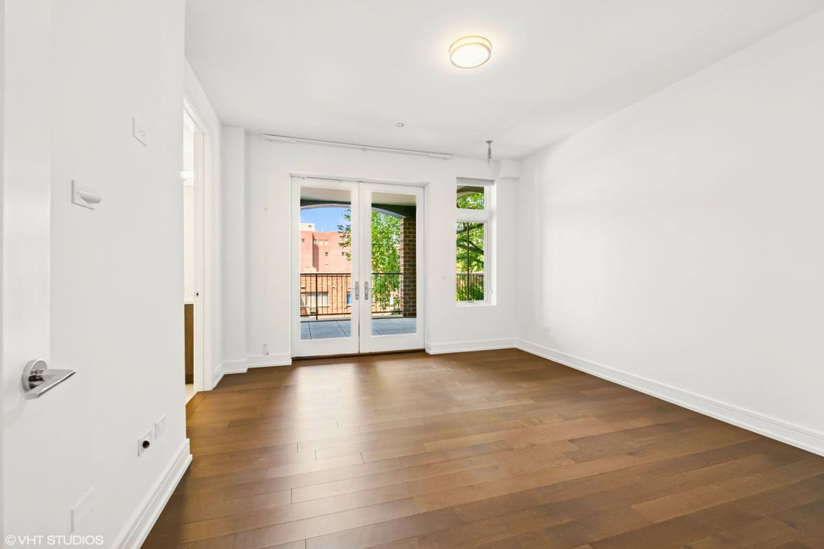 Apartment for rent at 434 Wmelrose St, Chicago, IL 60657