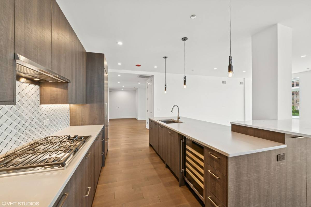 Apartment for rent at 434 Wmelrose St, Chicago, IL 60657
