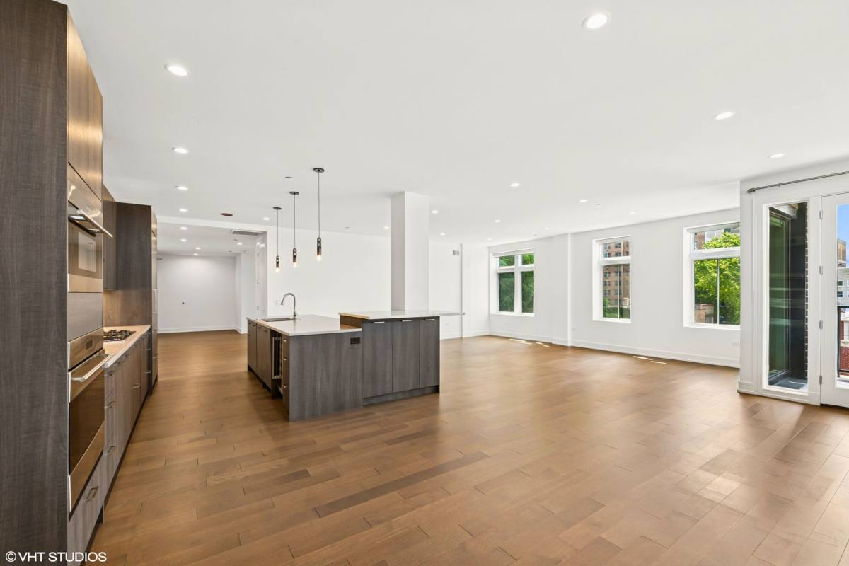 Apartment for rent at 434 Wmelrose St, Chicago, IL 60657