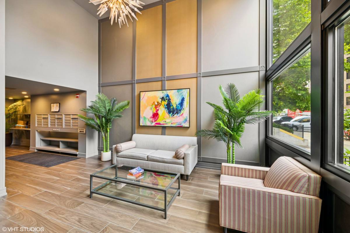 Apartment for rent at 434 Wmelrose St, Chicago, IL 60657