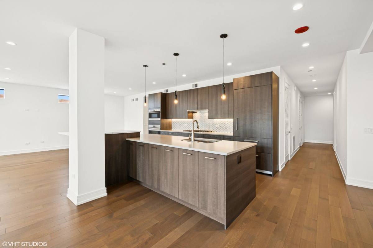 Apartment for rent at 434 Wmelrose St, Chicago, IL 60657