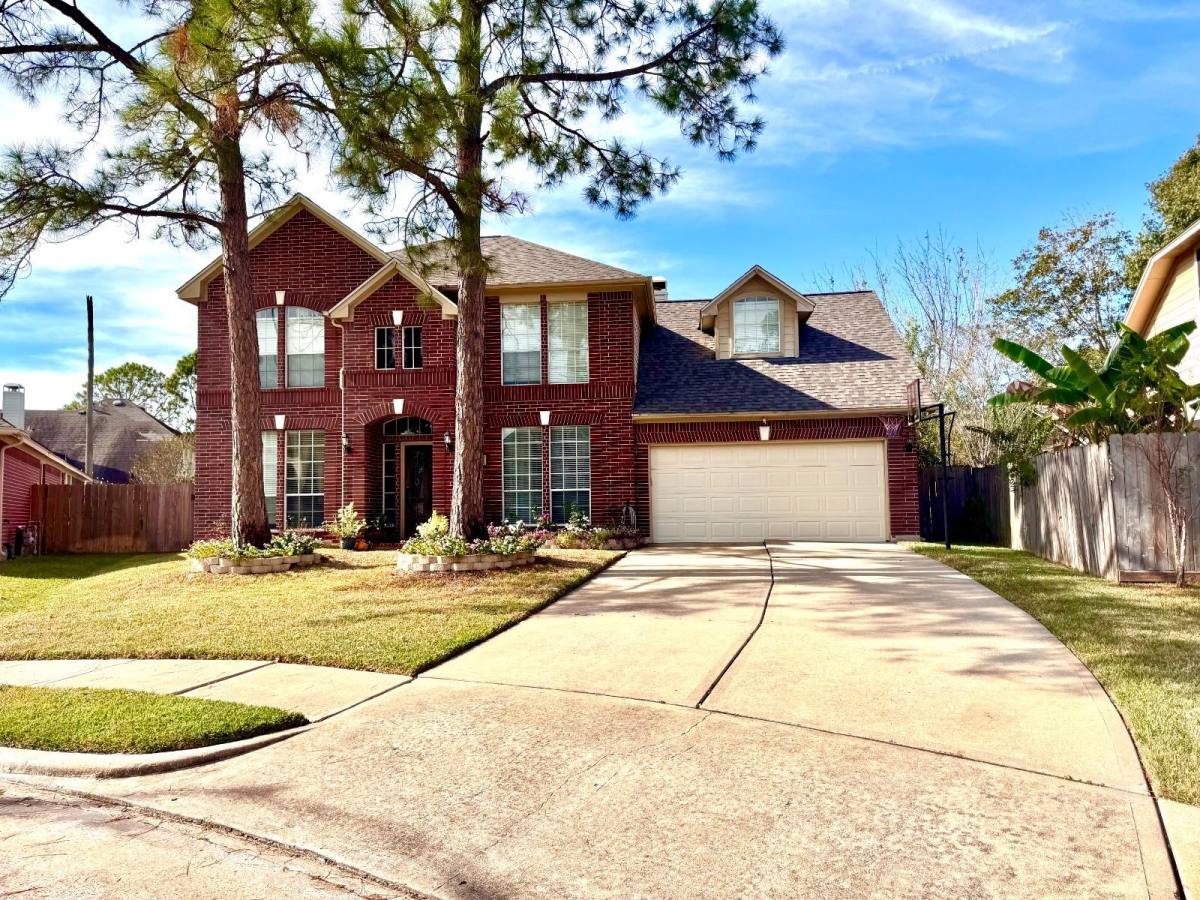 House for rent at 3320 Ridgepoint Court, Pearland, TX 77584