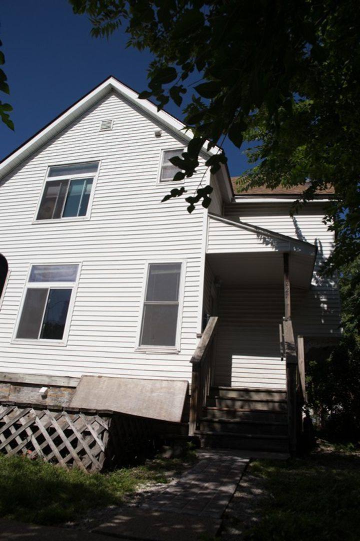 Apartment for rent at 825-27 15th Ave SE, Minneapolis, MN 55414