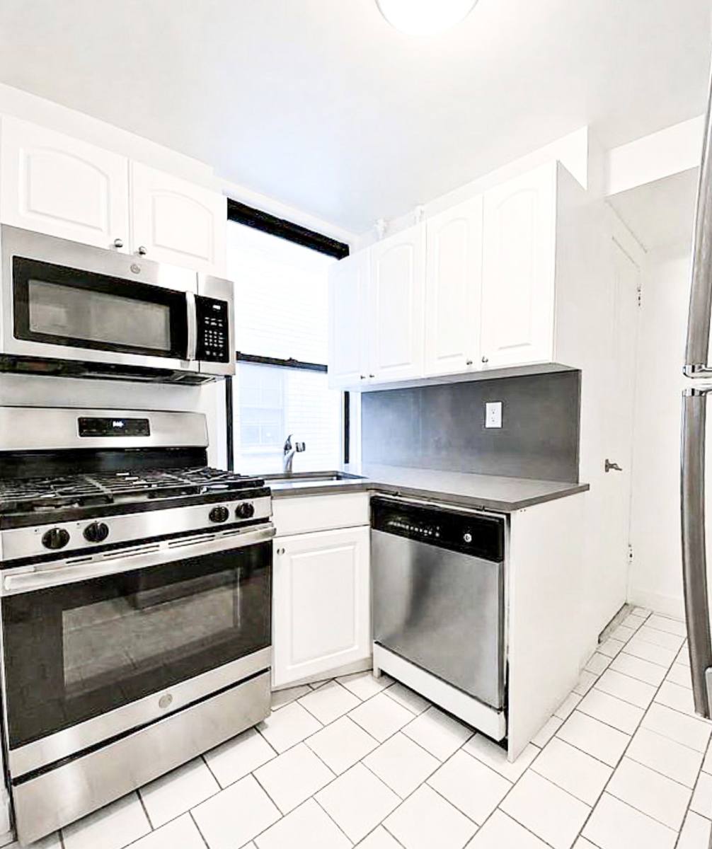 Apartment for rent at 55 W 55th St #9AA, New York, NY 10022