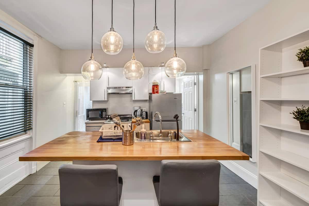 Apartment for rent at 321 S 16th St #2R, Philadelphia, PA 19102