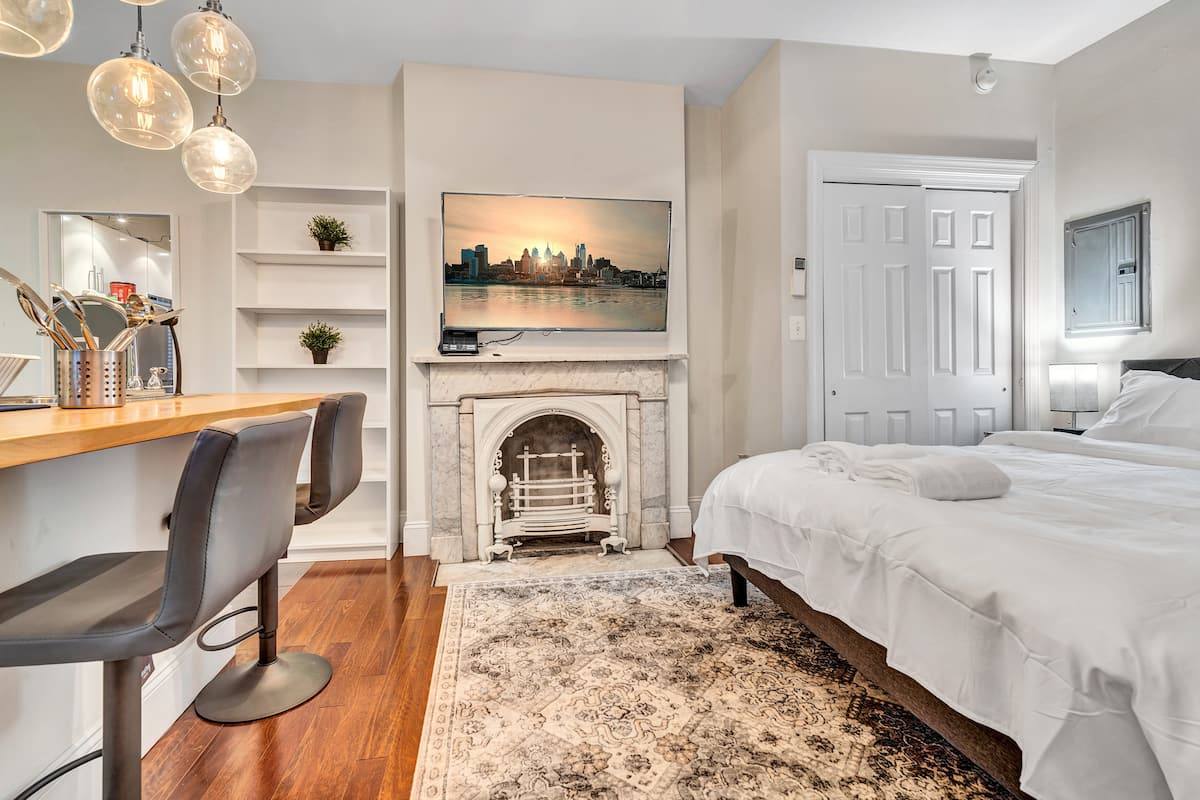Apartment for rent at 321 S 16th St #2R, Philadelphia, PA 19102