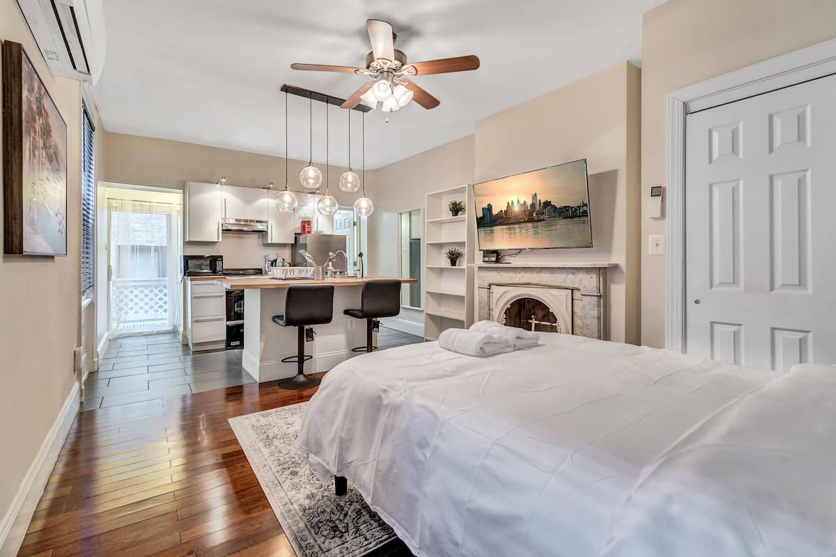 Apartment for rent at 321 S 16th St #2R, Philadelphia, PA 19102
