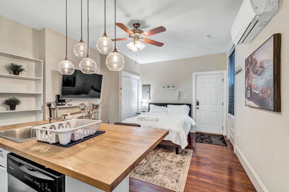 Apartment for rent at 321 S 16th St #2R, Philadelphia, PA 19102