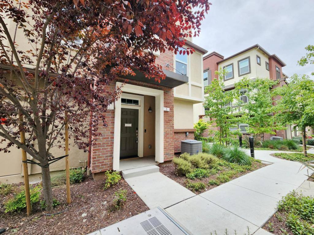 Townhouse for rent at 1025 Gabbiano Lane #1, San Jose, CA 95131