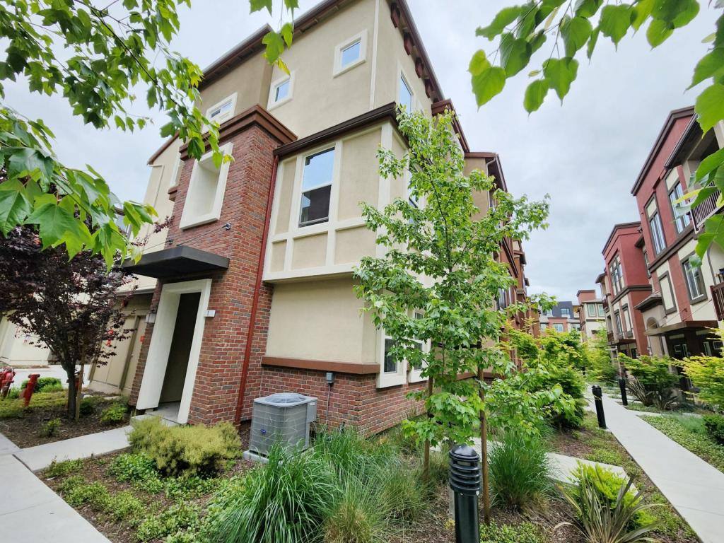 Townhouse for rent at 1025 Gabbiano Lane #1, San Jose, CA 95131