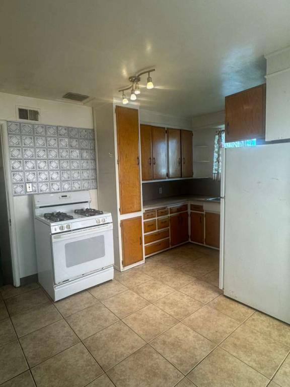House for rent at 2315 Dashwood Ave, Oakland, CA 94605