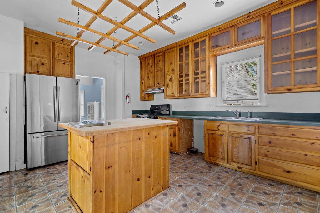House for rent at 1217 W Main St, Ardmore, OK 73401