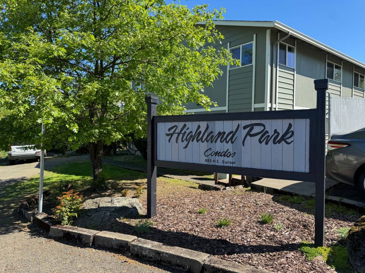 Apartment for rent at 885 NE Sunset St, Roseburg, OR 97470