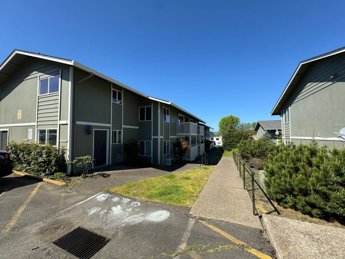 Apartment for rent at 885 NE Sunset St, Roseburg, OR 97470