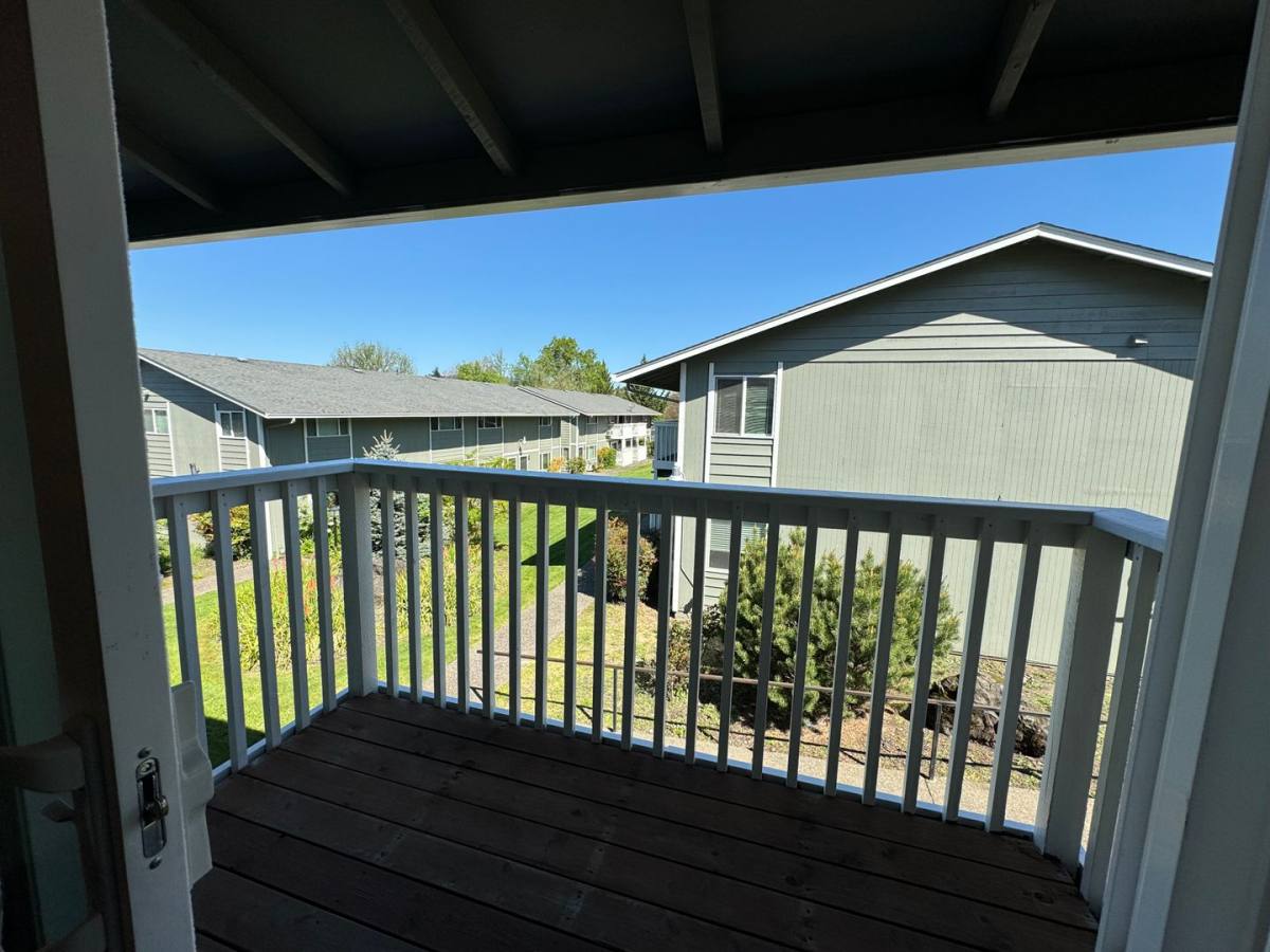 Apartment for rent at 885 NE Sunset St, Roseburg, OR 97470