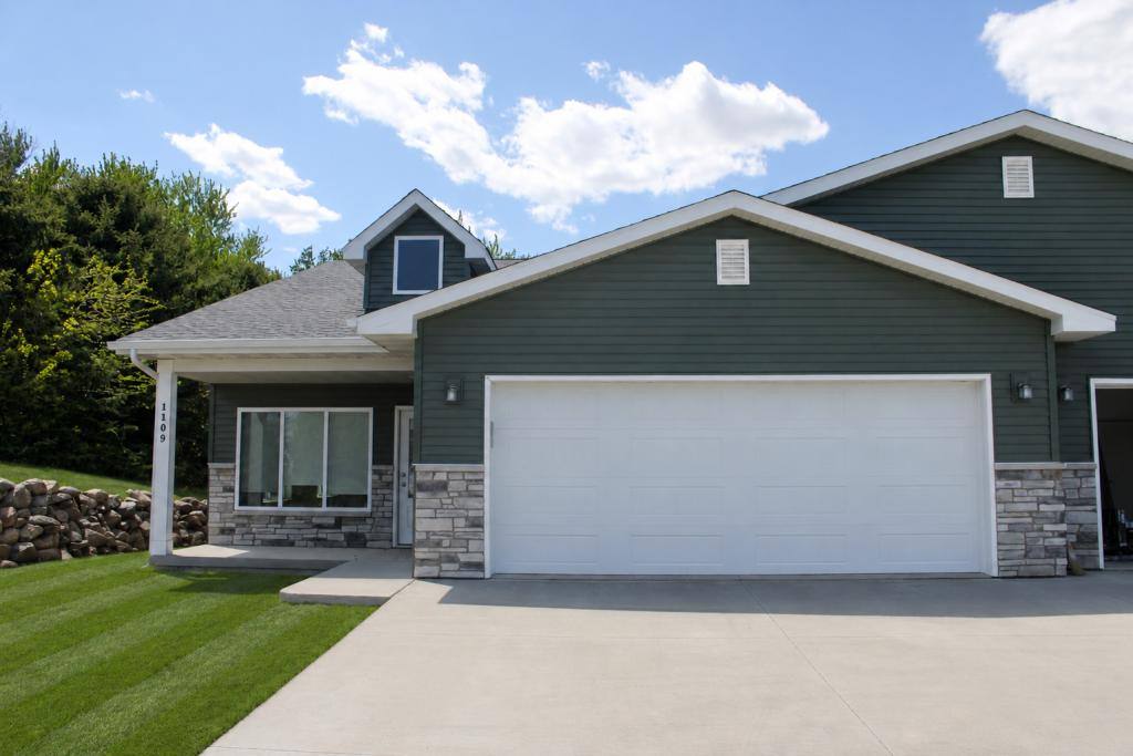 Townhouse for rent at 1111 Emerald Cove Dr, Clear Lake, IA 50428