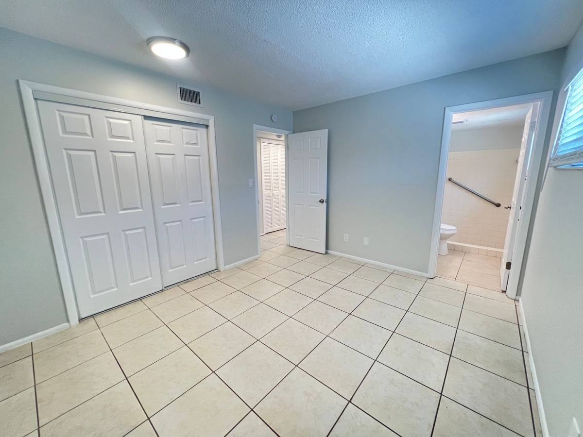 Apartment for rent at 2055 Arlington St, Sarasota, FL 34239